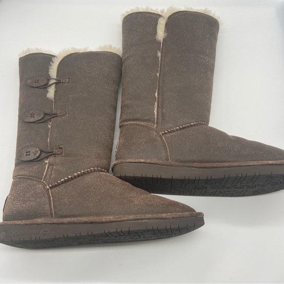 BearPaw Lauren Brown Suede sheepskin/wool lined warm button boot. Size 9 - Picture 4 of 9